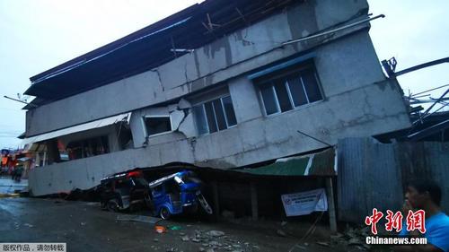 菲律宾6.9级强震致多人死伤 灾区建筑损毁严重