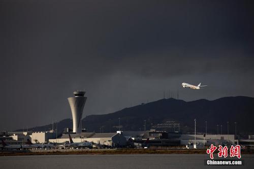 恶劣天气袭击旧金山湾区 近百航班取消 