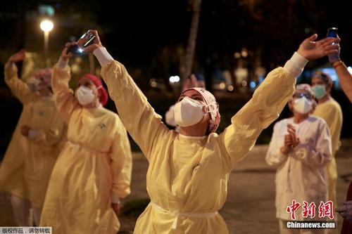 西班牙疫情持续严峻 医务人员鼓掌为市民加油