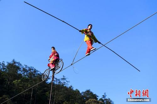 湖南郴州杂技演员挑战峡谷高空走钢丝