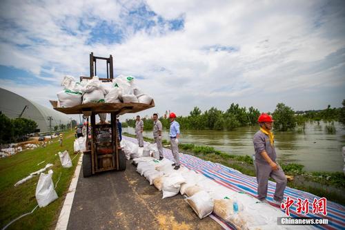 江西湖口洪灾现场：万人急筑万米堤坝抗洪魔