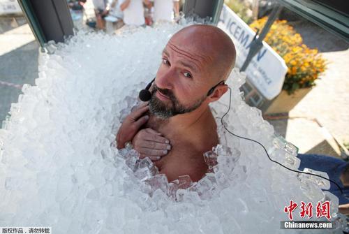 奥地利男子全身浸在冰里坚持2个半小时或破世界纪录 