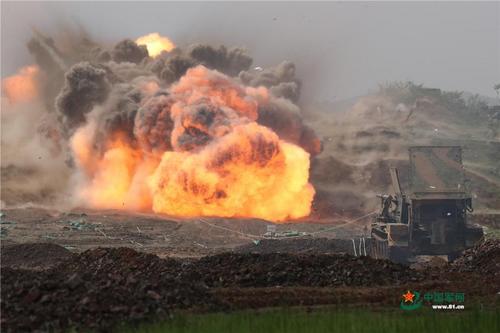 震撼！工兵战术演练扫雷爆破器实爆画面曝光