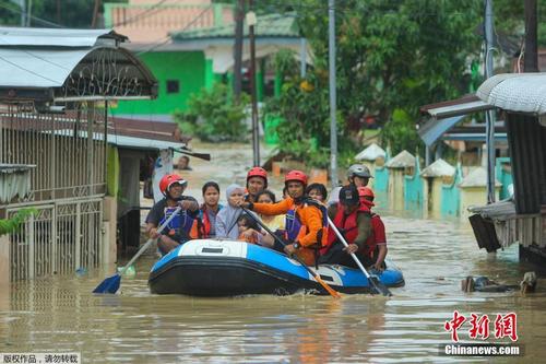  印尼棉兰暴雨成灾 居民被洪水围困 