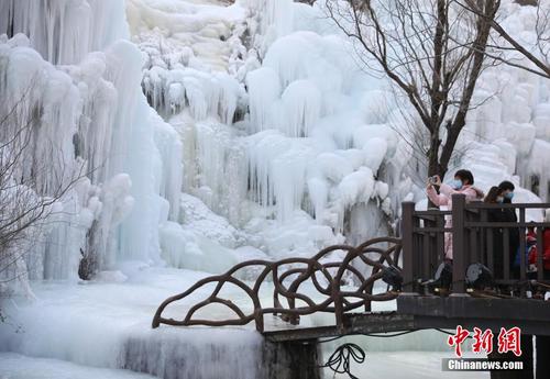 北京神泉峡现冰瀑奇观 游客慕“冰”而来