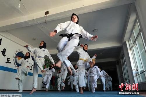 自卫防身！探访阿富汗女孩学习跆拳道