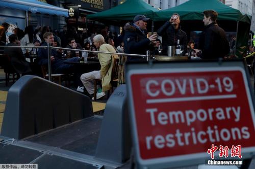英国伦敦解封首日 民众在市中心喝酒狂欢