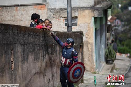 暖心！巴西警察扮超级英雄与儿童互动