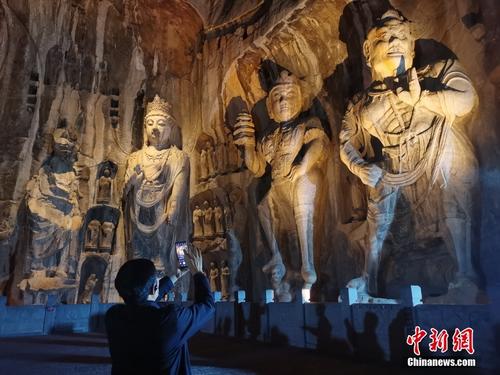 河南洛阳龙门石窟夜景 蔚为壮观神秘莫测