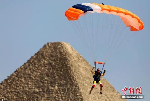 埃及举办第四届国际跳伞节 专业跳伞运动员飞跃金字塔挑战极限