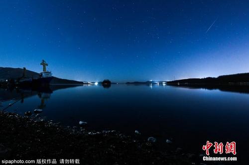 俄罗斯诺维克湾：双子座流星雨绽放静谧夜空