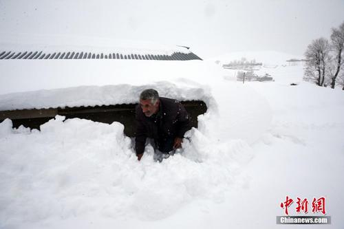 土耳其东部大雪封山 居民房屋被积雪“淹没”