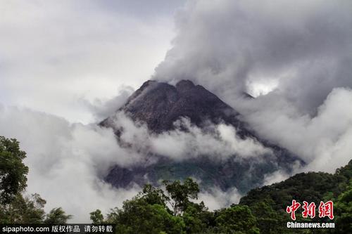 印尼墨拉皮火山喷出火山灰和烟雾