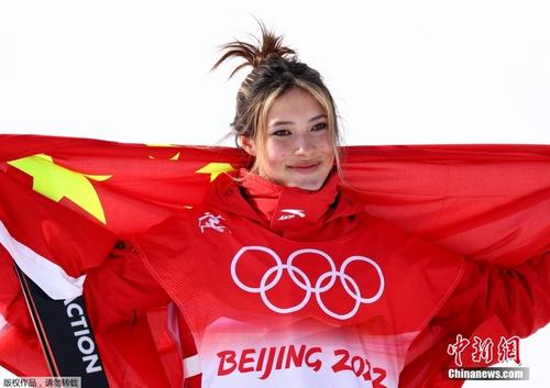 谷爱凌摘得坡面障碍技巧银牌 身披五星红旗领奖