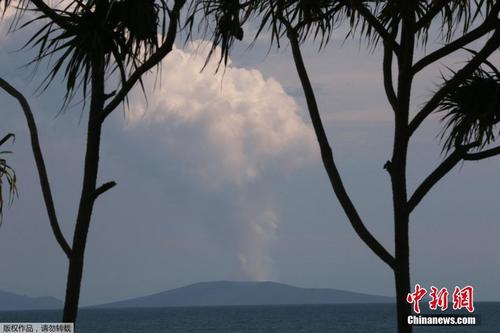 印尼喀拉喀托之子火山喷发 滚滚浓烟直冲天际