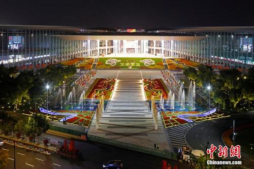 第五届进博会开幕在即 国家会展中心（上海）夜景璀璨夺目