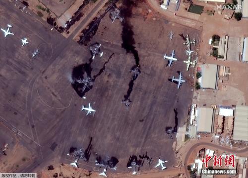 苏丹首都喀土穆武装冲突持续 国际机场内多架客机被烧毁