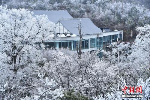 张家界天门山迎首场雾凇