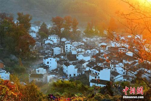 “最美乡村”江西婺源古村晨雾胜景如画 
