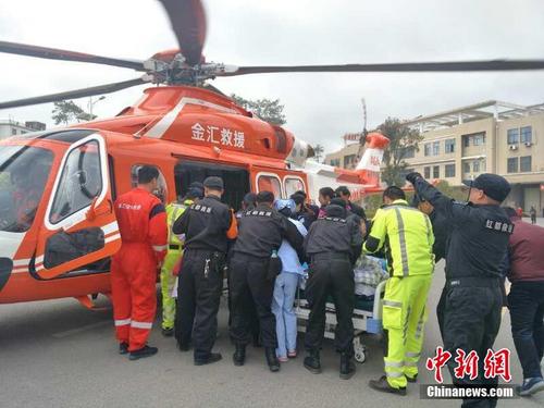 直升机救援 江西赣州车祸重症伤员实现“空中转移” 