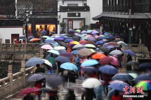 清明小长假 各地民众纷纷出游