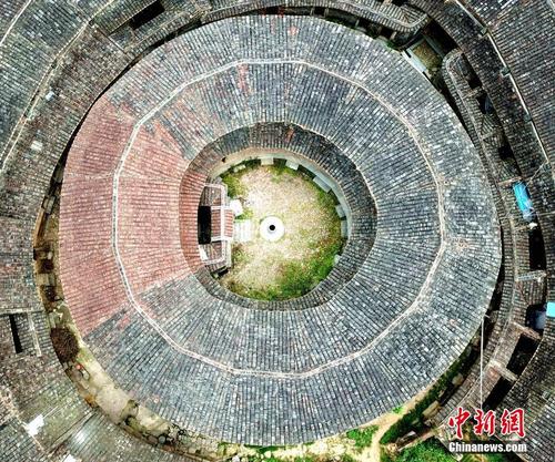 福建闽南古村落散落百年历史土楼