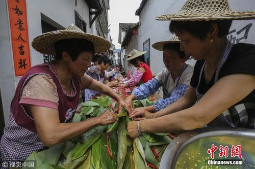 50人耗时13小时包出20余米长粽子 有7层楼高