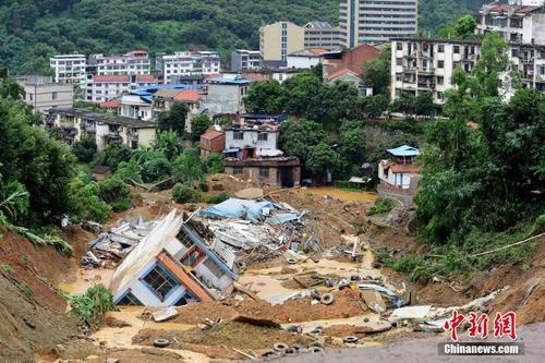 广西田林遭暴雨袭击 20栋房屋倒塌