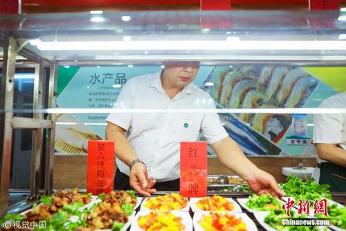 沈阳一高校推出世界杯菜单 “梅西、角球”任选