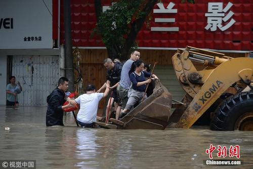 成都消防动用挖掘机皮划艇转移被洪水围困群众
