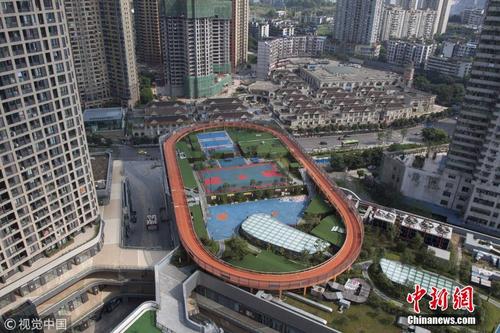 重庆又现魔幻配置 运动场搬到屋顶上