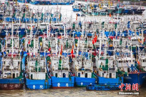 台风影响 大批渔船港口内停泊避风 