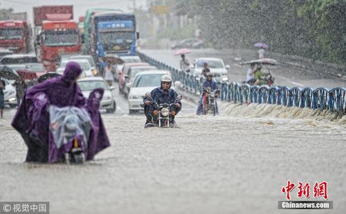 福建泉州大雨倾盆 民众在齐腰深积水中跋涉
