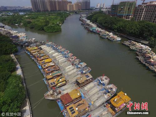 台风“山竹”渐近广东中山 大量渔船回港避风 
