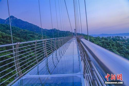广东最长玻璃桥悬挂高空如天上“虹桥”