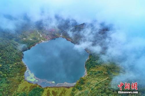 四川最大的高海拔绝美海子犹如“世外桃源”