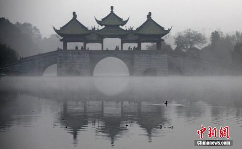 初冬晨雾笼罩扬州瘦西湖 