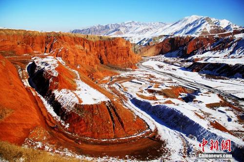 新疆昌吉努尔加大峡谷丹霞地貌雪景色彩斑斓 