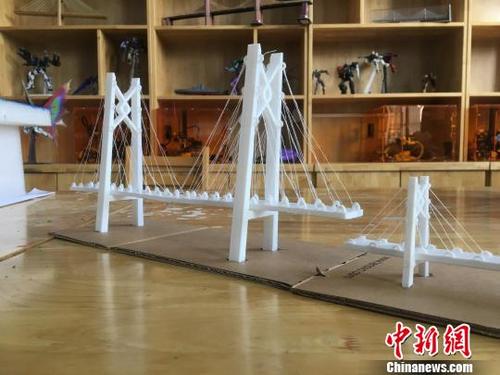 武汉中学生用3D打印制作“港珠澳大桥”