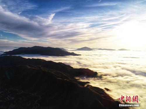 广西摩天岭现云海景观 道路似“天路”