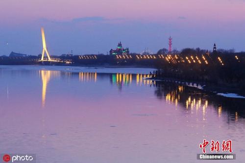 哈尔滨松花江开江 水面壮阔夜景迷人