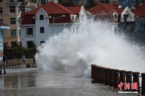 台风“玲玲”擦边山东半岛 沿海掀巨浪