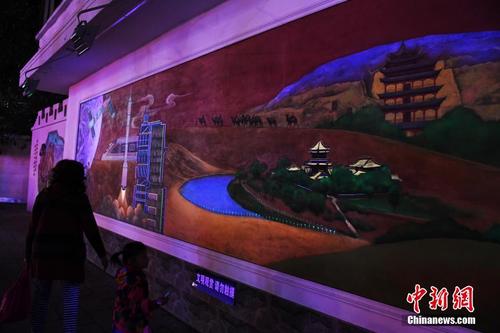 兰州街头现“丝路荧光壁画”