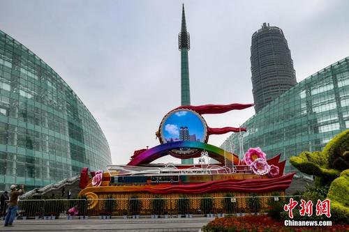 “出彩中原”彩车亮相郑州 吸引市民