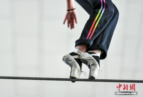 新疆达瓦孜艺人 6米高空绳索“跳”芭蕾