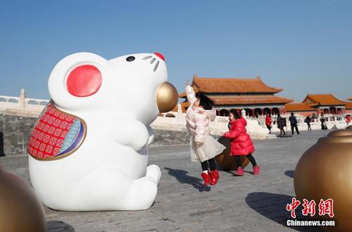 北京故宫博物院“吐宝鼠”萌翻游客 