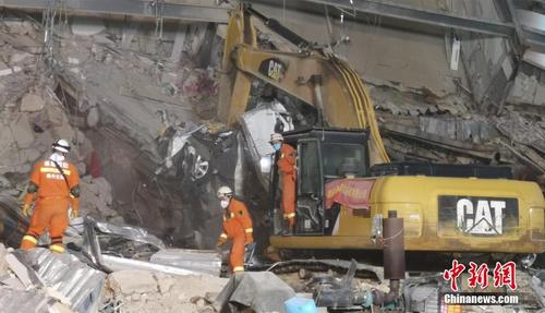 福建泉州一酒店坍塌事故：废墟中部挖出汽车残骸