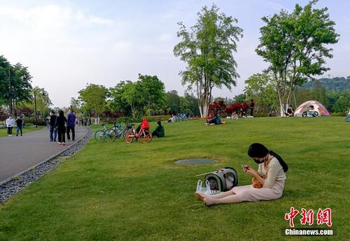 武汉民众东湖绿道享春光