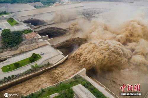 “黄龙”飞泻小浪底 再现“黄河之水天上来”