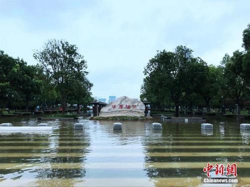 武汉市汉口江滩建成18年来首次全面过水行洪 
